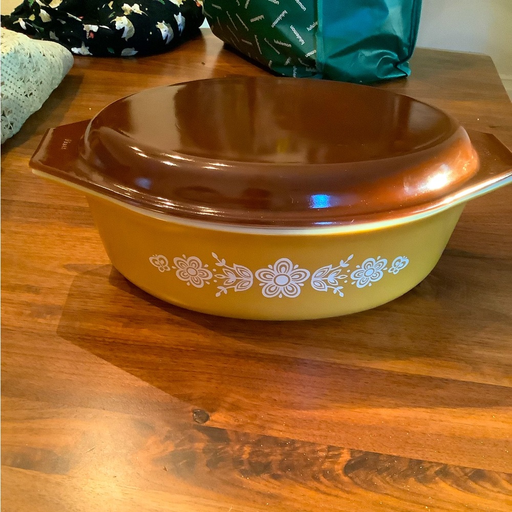 Pyrex 045 2 1/2 quart gold, butterfly casserole, dish and lid